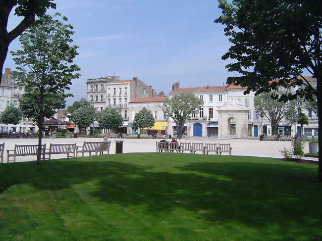 La place Colbert, cur historique de la ville - Rochefort (17300) - Charente-Maritime